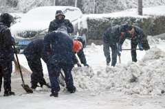 万通石化集团组织除雪活动保证安全生产出行